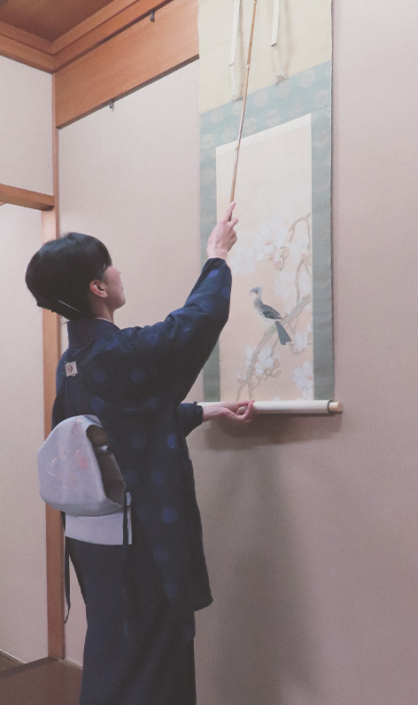 掛け軸を直すところ